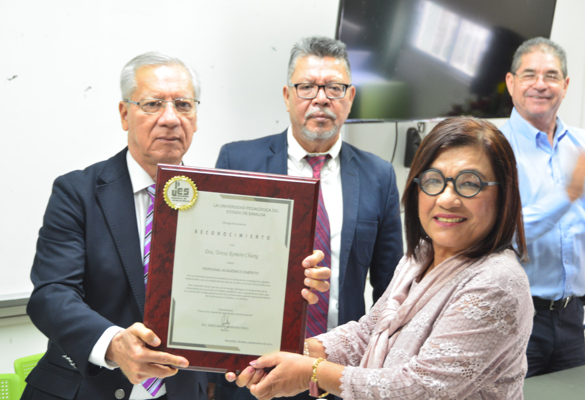 LA UPES RECONOCE A LA MTRA. TERESA ROMERO CHIANG COMO PROFESORA EMÉRITA